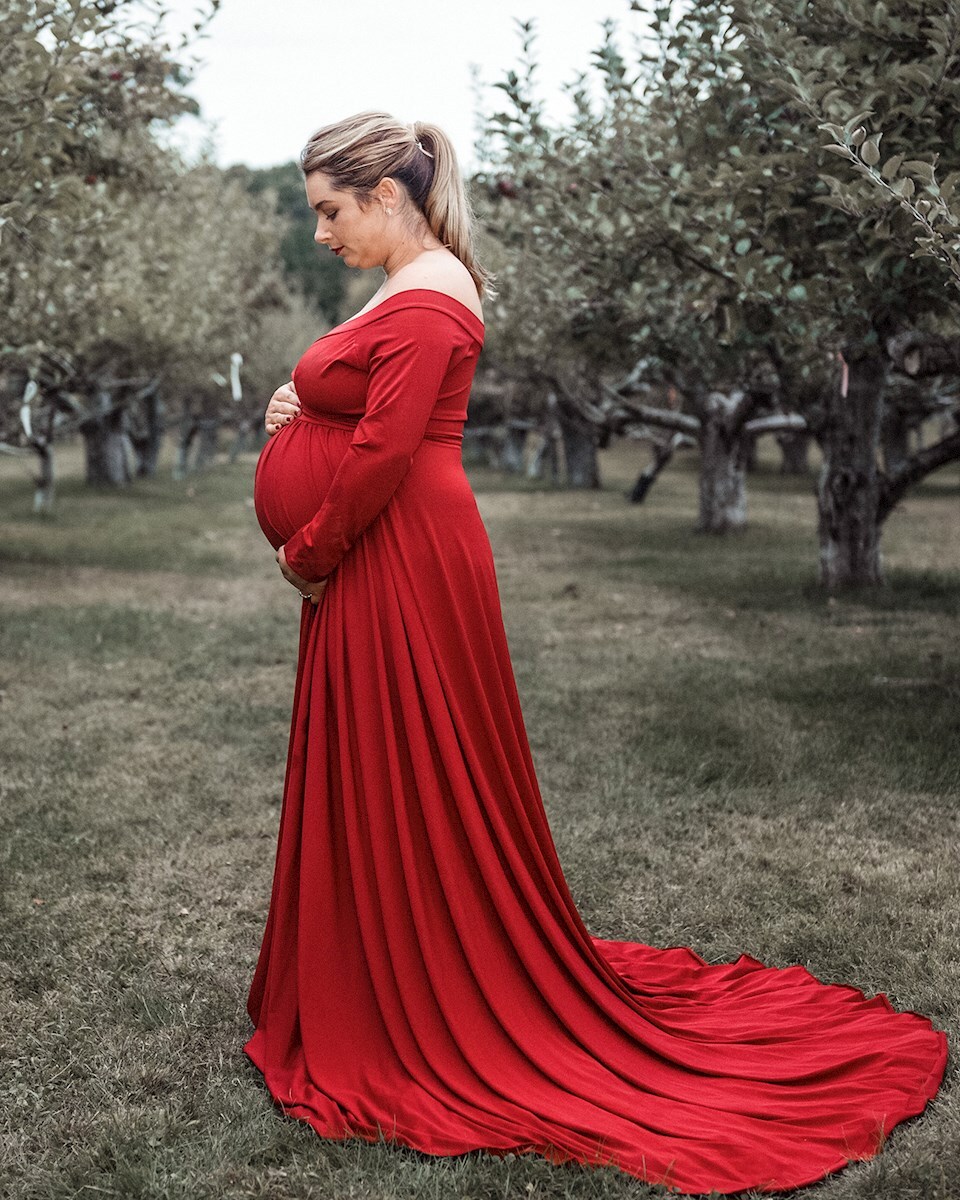 Outdoor maternity photos with a horse at a farm