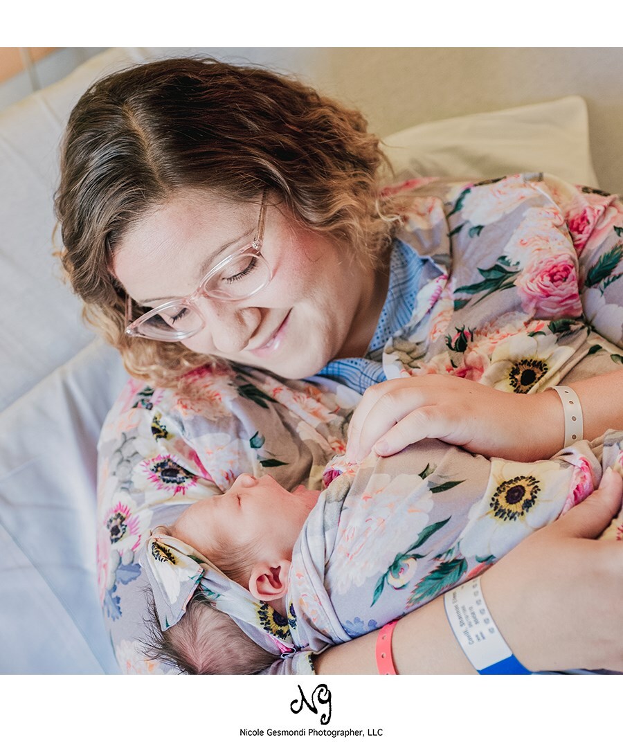fresh 48 newborn hospital photos when mom seeing her baby for the first time