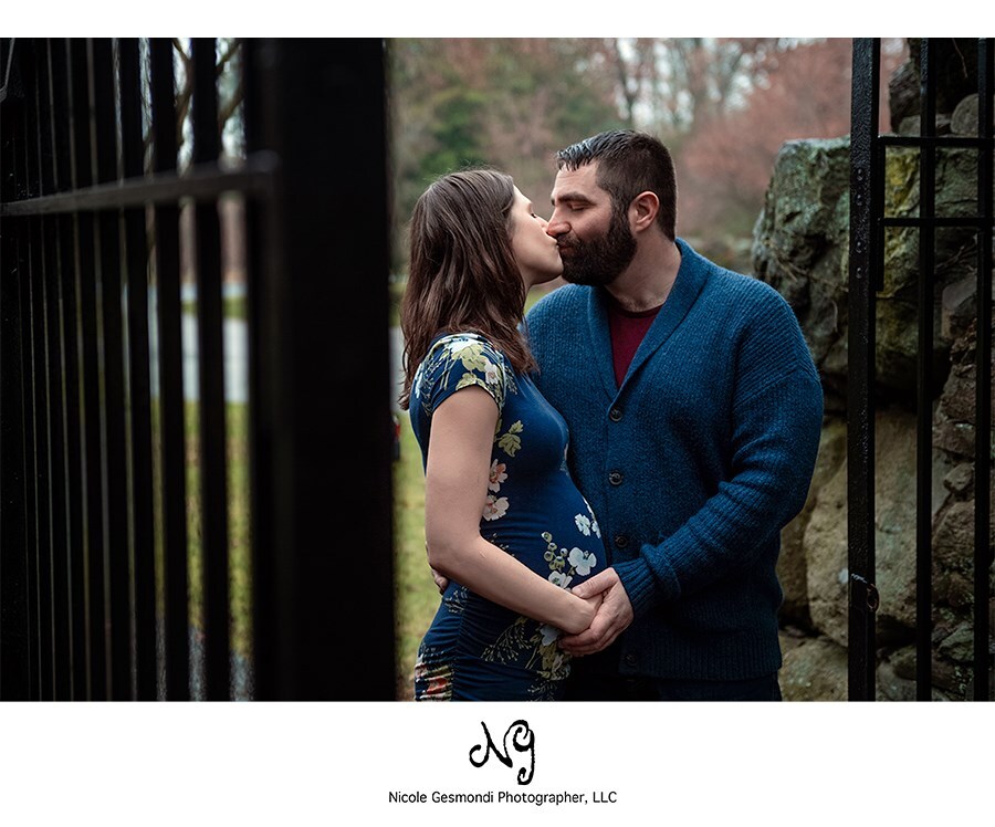 Outdoor Winter Maternity photos at Swan Pt Cemetary