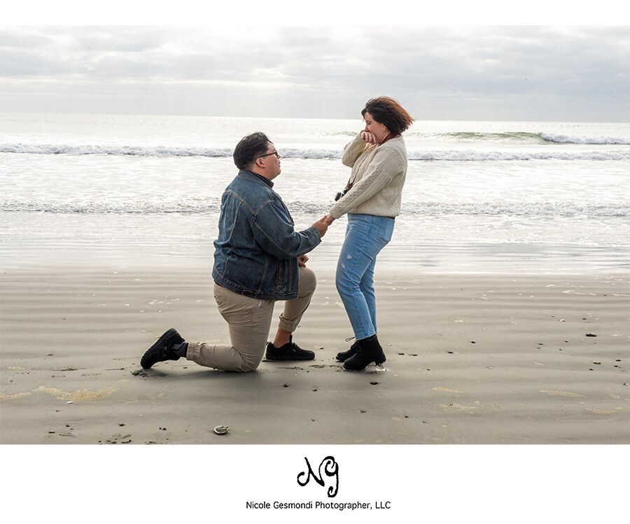 man proposes to girlfriend on eastons beach in newport ri