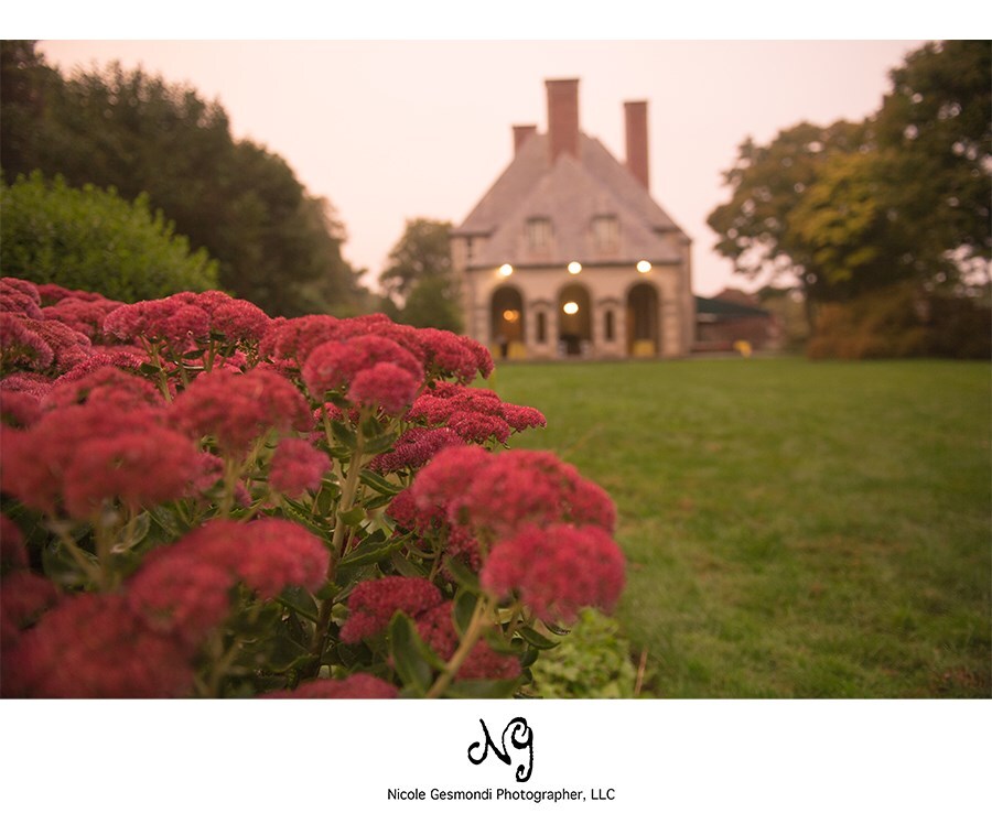 lush gardens and landscaping at Glen Manor House Fall Wedding